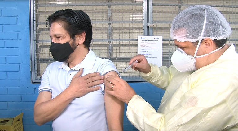 Ricardo Nunes (MDB) é vacinado contra a Covid-19