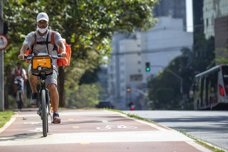 Entregador de aplicativo na avenida Faria Lima, em São Paulo