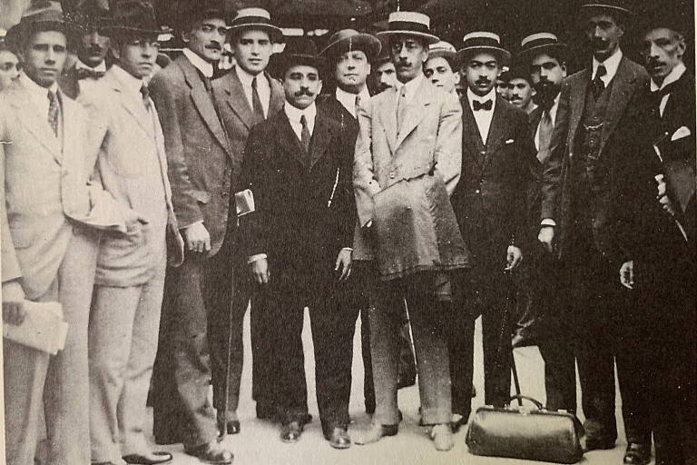 Oswald de Andrade (3º à direita, de barba) e amigos recebem Olavo Bilac (ao centro, de terno claro) na Estação da Luz, c. 1915