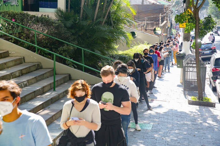Inscrição da xepa da vacina contra a Covid-19 em postos de saúde para maiores de 18 anos formou longas filas em São Paulo. Foto na UBS Nossa Senhora do Brasil, na Bela Vista (região central).