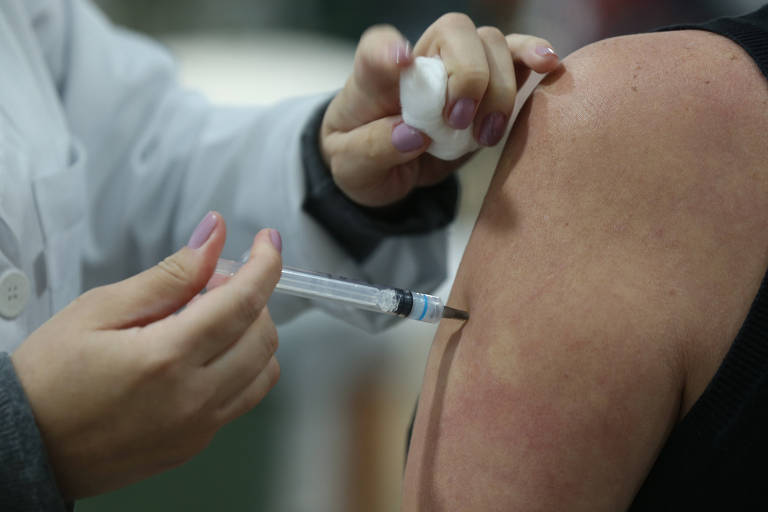 Registros indicam que milhares no Brasil tomaram vacina vencida contra Covid; veja se você é um deles