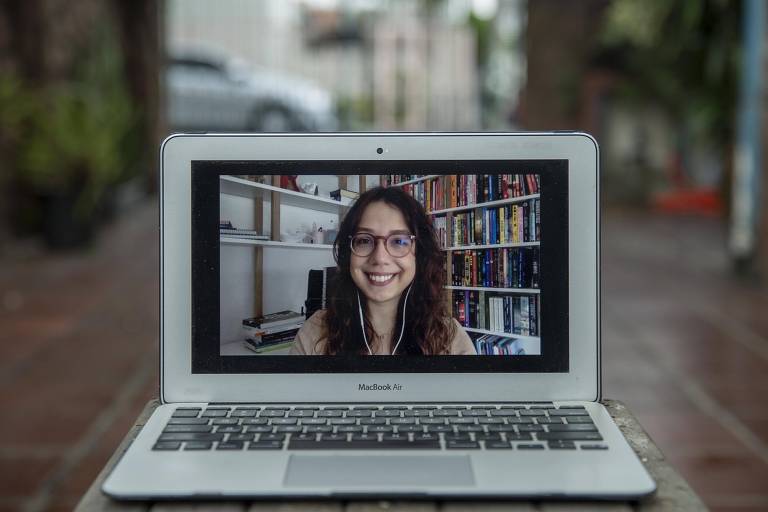 A designer Rafaela Paludo, 30, de Porto Alegre, que conseguiu aumentar seu salário após curso livre de UX (experiência do usuário) 