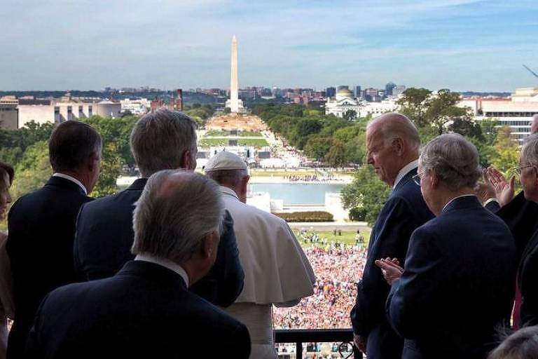 Papa Francisco e Joe Biden, na época era vice-presidente dos EUA, em foto de setembro de 2015, durante visita do pontífice a Washington