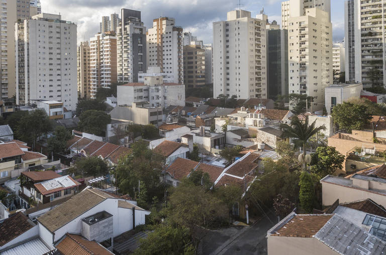 Casas em Pinheiros resistem à verticalização e assédio de imobiliárias, e moradores se mobilizam contra verticalização