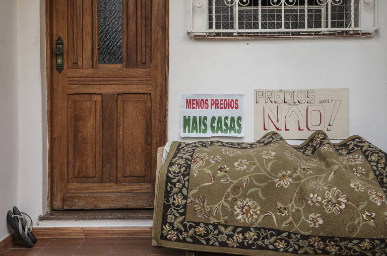 Detalhe de entrada de uma casa em Pinheiros, onde moradores se mobilizaram contra a verticalização