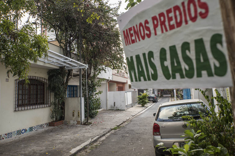 Moradores se mobilizam contra a verticalização em Pinheiros utilizando faixas