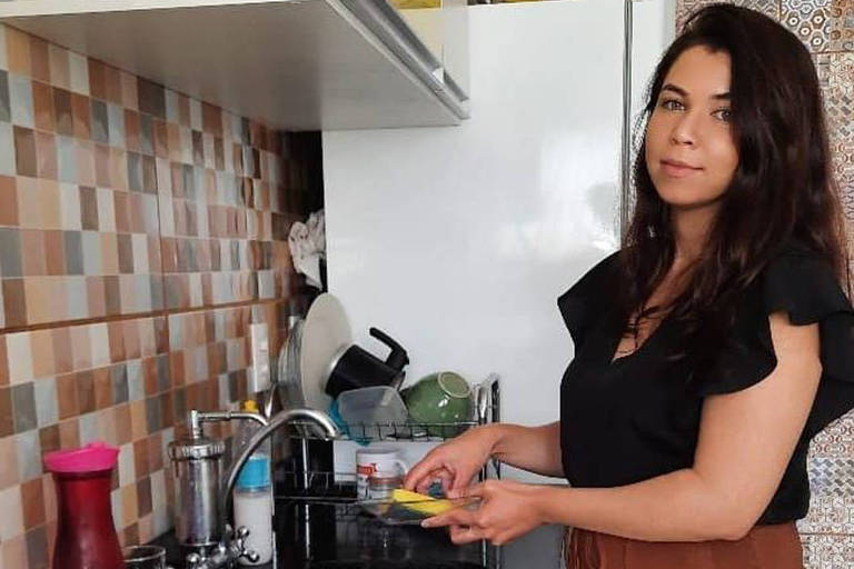 A técnica de projetos Marta Fernandes Marcatti lava a louça com a torneira fechada