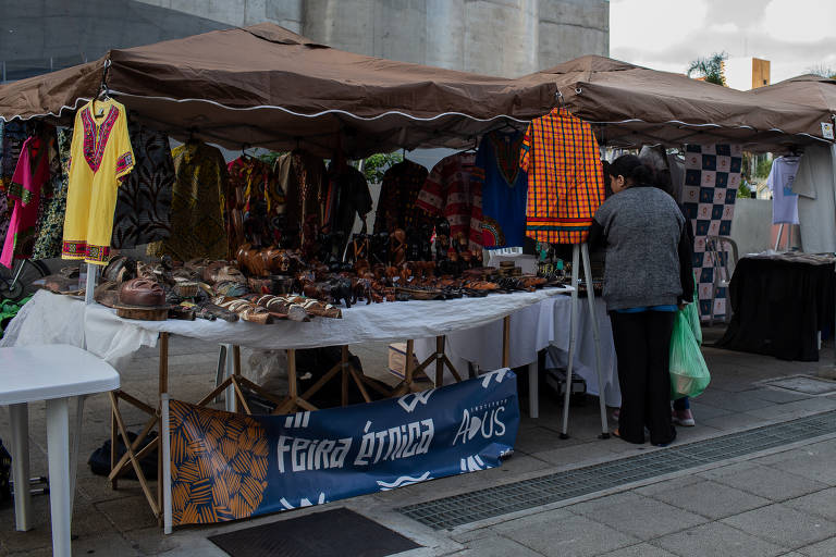 Barraca com produtos da arte africana na feira do imigrante, ao lado da estação Santa Cruz da linha 5-lilás
