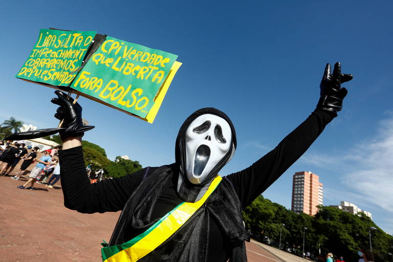 Manifestantes protestam contra o governo Bolsonaro e pedem vacinas na capital de Goiás, na manhã deste sábado (19)