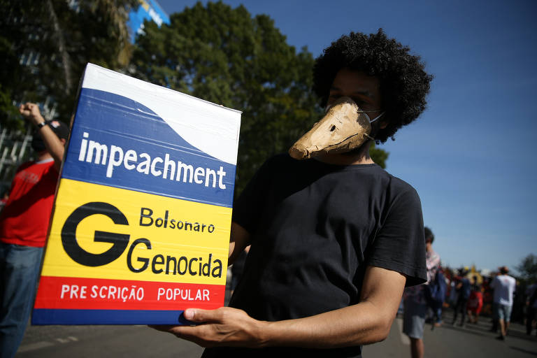 Ainda em Brasília, os gritos de ordem chamam o chefe do Executivo de "genocida". Os manifestantes pedem mais agilidade na vacinação contra a Covid-19 e também o aumento do valor do auxílio emergencial