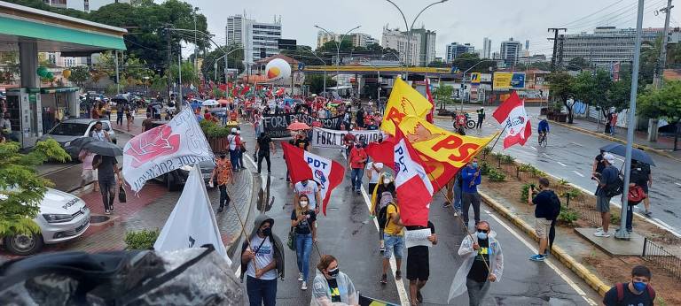 Manifestantes contra o presidente Jair Bolsonaro ocupam a praça do Derby, na área central do Recife, na manhã deste sábado (19). O clima é de tranquilidade. No protesto anterior, realizado no dia 29 de maio, a Polícia Militar de Pernambuco atacou violentamente as pessoas que protestavam pacificamente contra o governo federal