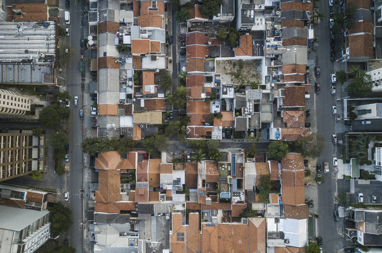 Ao redor desse quadrilátero, já havia muitos prédios; mas as regras do Plano Diretor de 2014, que definem adensamento de regiões em torno a eixos de transporte, aumentou a verticalização