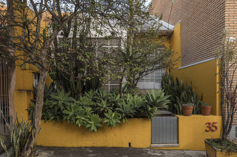 A rua Pascoal del Gaizo, pequena e estreita, era usada para cortar caminho, evitando o trânsito e radares da rua dos Pinheiros, a poucos metros dali; moradores a transformaram numa vila, com permissão da prefeitura, fazendo uma pracinha num dos extremos 