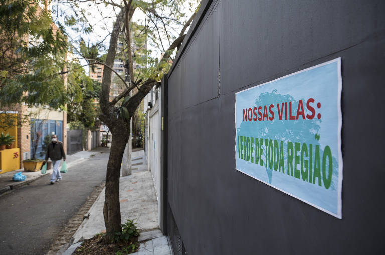 Cartazes e faixas marcam várias das casas da região, que se defende como um respiro verde num bairro muito verticalizado