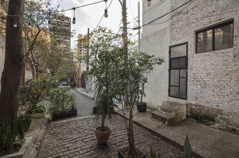 Numa extremidade da Pascoal del Gaizo, convertida em vila, os moradores trocaram asfalto por paralelepípedos e puseram plantas, numa espécie de pracinha