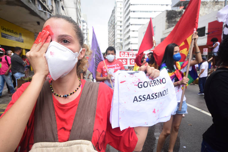 No Recife, manifestante faz alusão às vítimas de bala de borracha do último protesto, em que duas pessoas perderam um olho