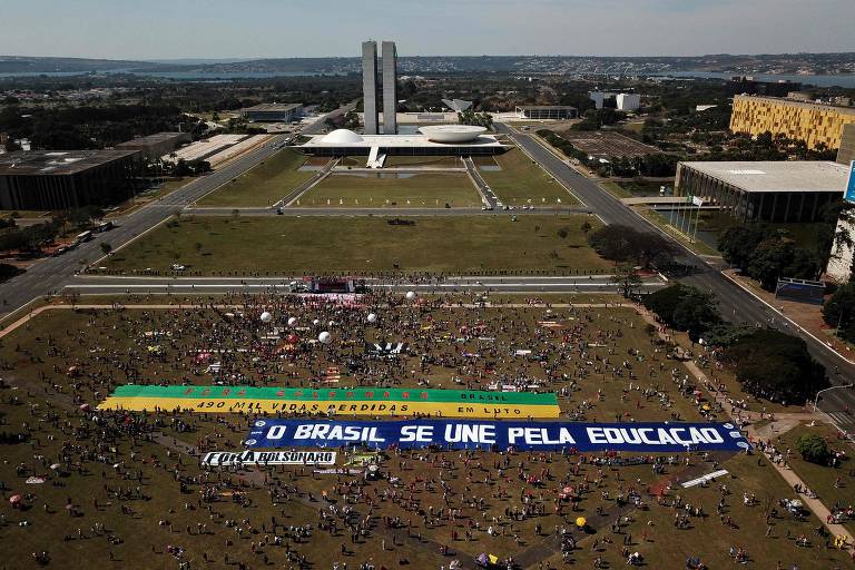 Vista aérea da Esplanada dos Ministérios onde acontece protesto contra o presidente Bolsonaro em Brasília