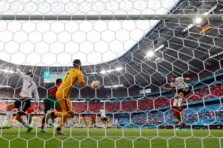 Com dois gols contra, Alemanha marca quatro e vence Portugal na Euro
