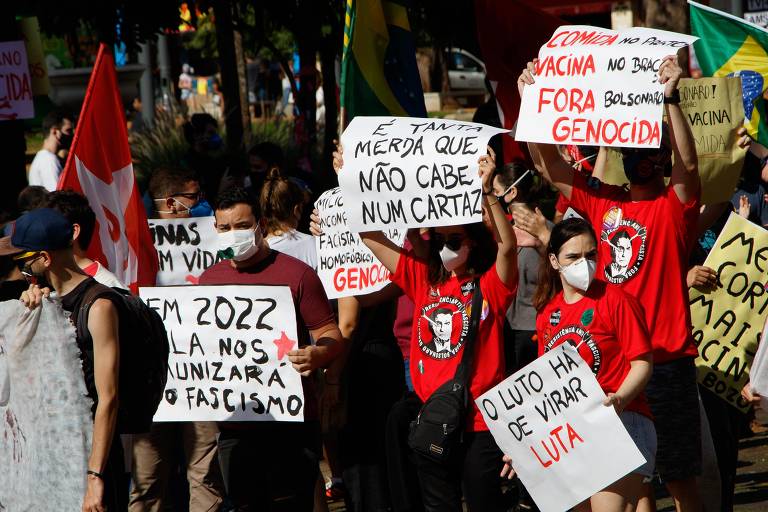 Manifestantes em Ribeirão Preto, SP, em protesto contra o presidente, neste sábado (19)