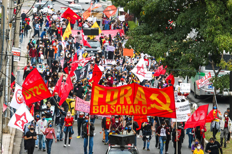 Cerca de 500 pessoas percorreram as principais ruas do centro de Sorocaba (SP) com placas, bandeiras e cartazes, do PT, PSTU e outros partidos