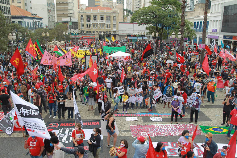 Centenas de pessoas realizaram um protesto neste sábado (19) no centro de Campinas (SP) contra o presidente Jair Bolsonaro