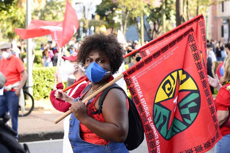 Manifestante protesta contra o governo do Jair Bolsonaro em Belo Horizonte (MG) neste sábado (19)