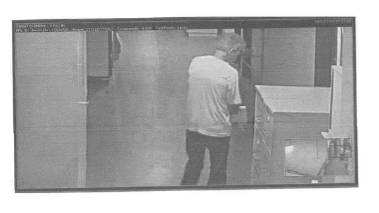 Imagem da câmera de segurança mostra Eduardo Gorab entregando um dos bilhetes