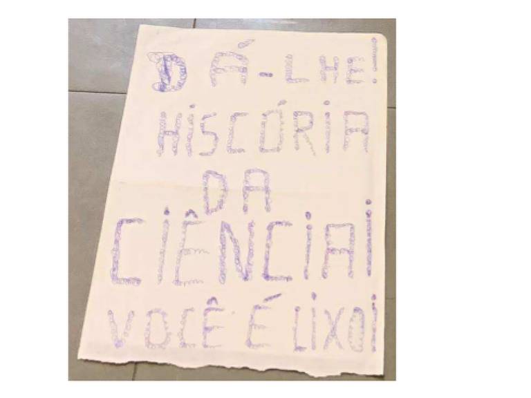Um dos bilhetes distribuídos por Eduardo Gorab, demitido da USP