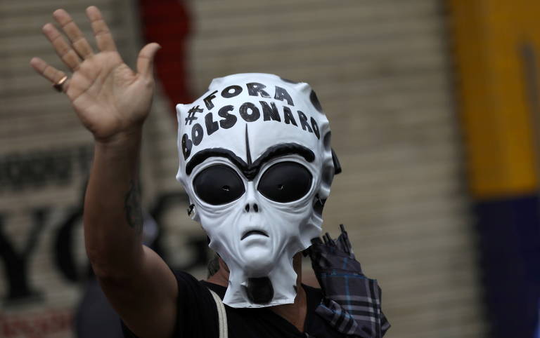 Manifestante durante protesto em Manaus, na tarde deste sábado (19)