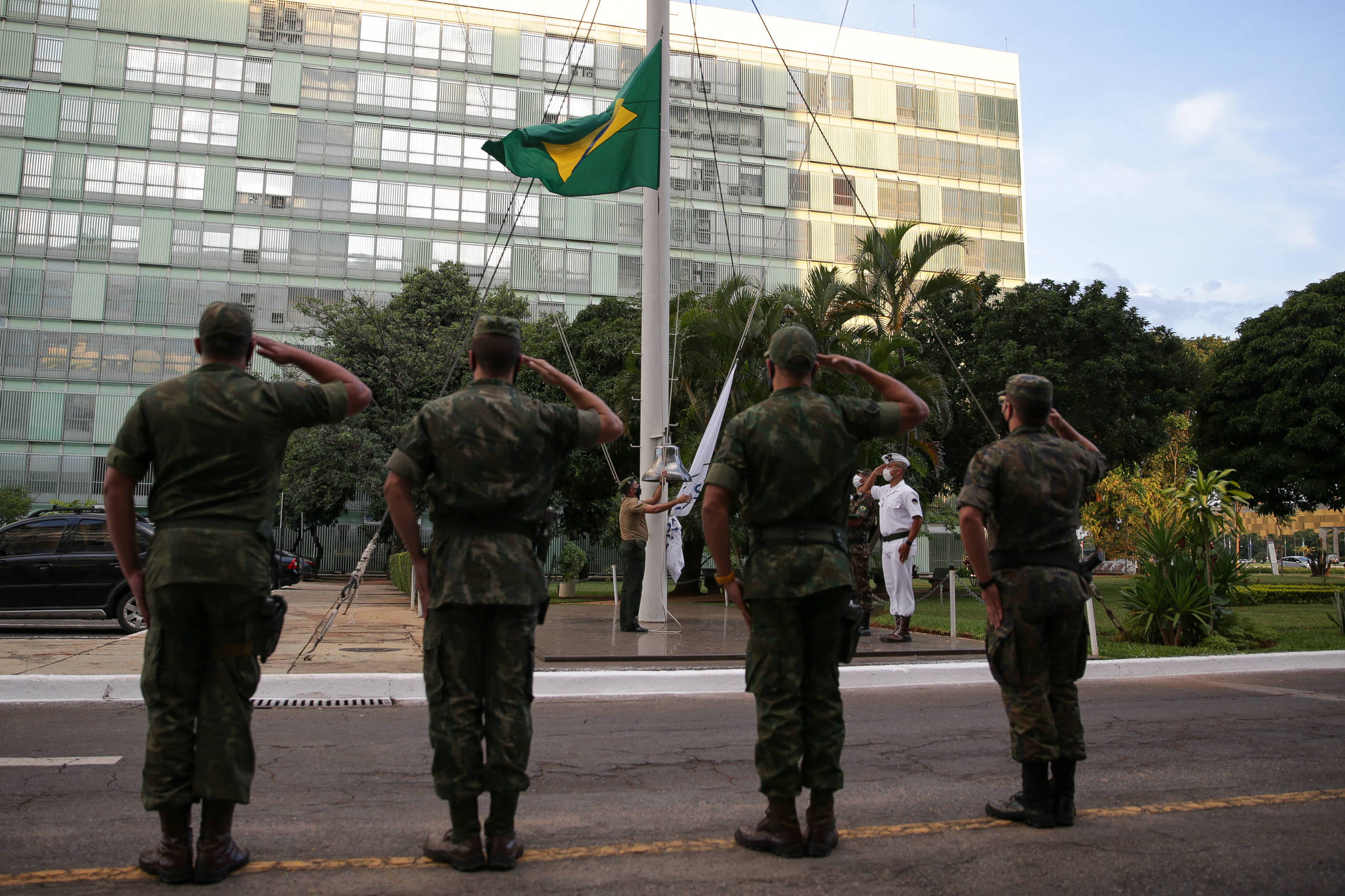 Governo Bolsonaro defende que civis sejam julgados pela Justiça Militar em caso de ofensa às Forças Armadas