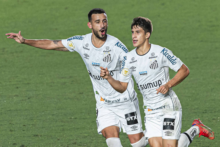 Gabriel Pirani (à dir.) comemora com Jean Mota o seu gol, que fechou a vitória do Santos sobre o São Paulo, na Vila Belmiro