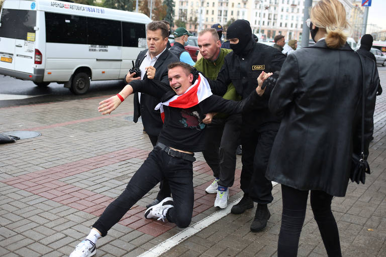 Estudantes protestam contra a ditadura na Belarus - 21/06/2021 - Mundo - Fotografia - Folha de S.Paulo