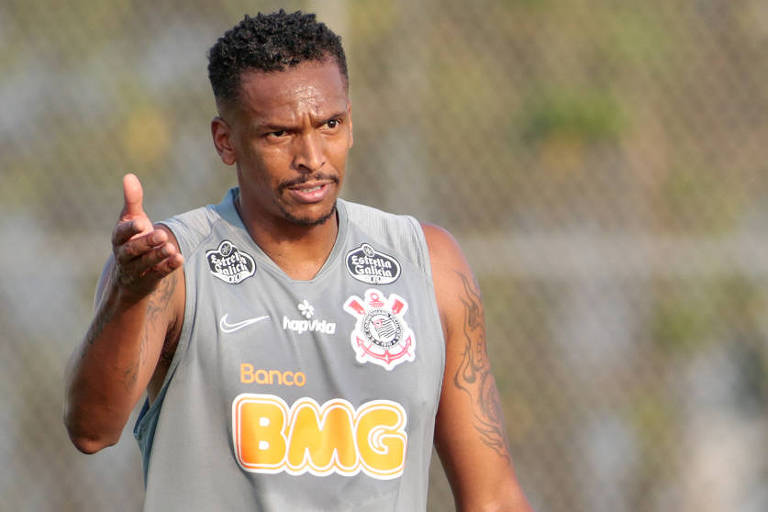 O atacante Jô gesticula durante o treino do Corinthians