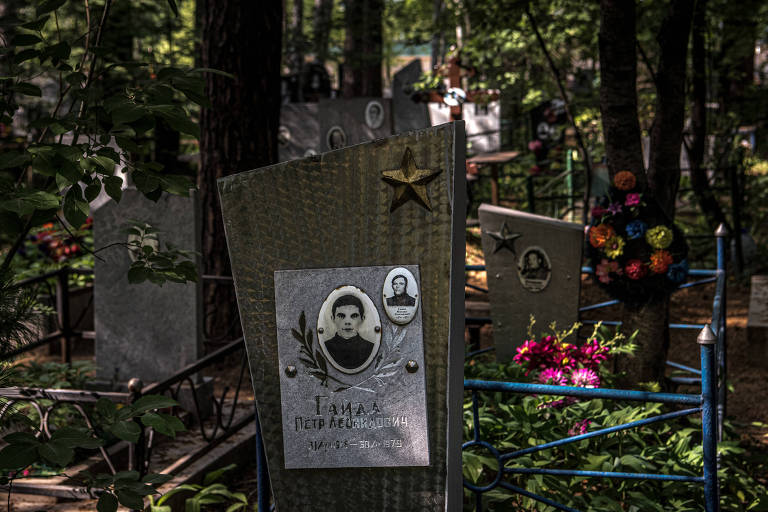 Cemitério para vítimas do antraz em Ekaterimburgo, na Rússia 
