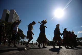 Em frente ao Palácio do Planalto, grupo de indígenas faz manifestação 