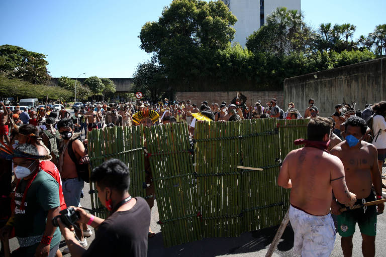 Indígenas protestam próximo à entrada do anexo 4 da Câmara dos Deputados contra projeto de lei que altera regras de demarcação de terras