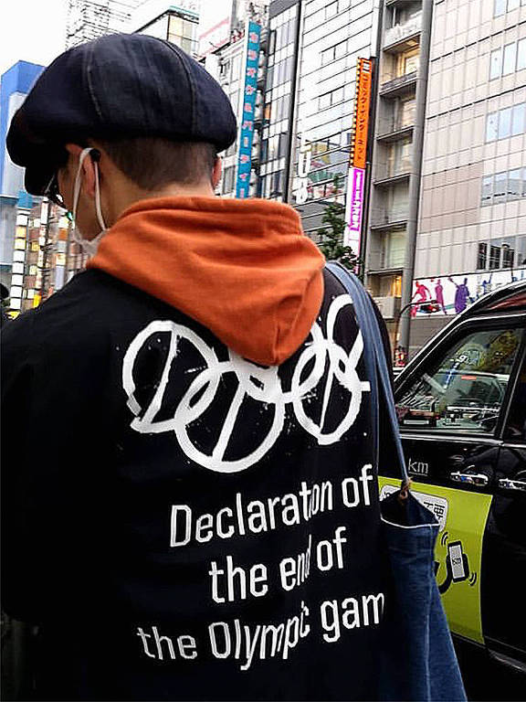 O artista japonês Kai Koyama durante manifestação contra Olimpíada, em Shinjuku, Tóquio