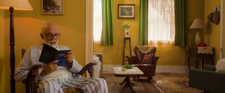 Everaldo Pontes em cena do filme 'Noites de Alface', dirigido por Zeca Ferreira