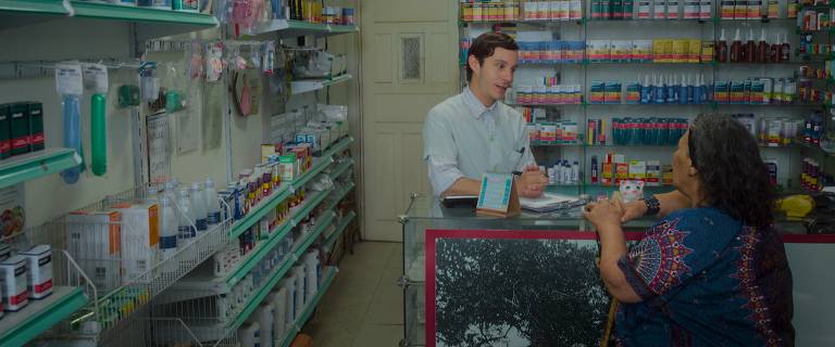 João Pedro Zappa e Teuda Bara em cena do filme 'Noites de Alface'