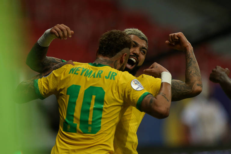 Neymar Jr. e Gabriel Barbosa comemoram gol pela seleção brasileira contra a Venezuela pela Copa América no estádio Mané Garrincha, em Brasília (DF)