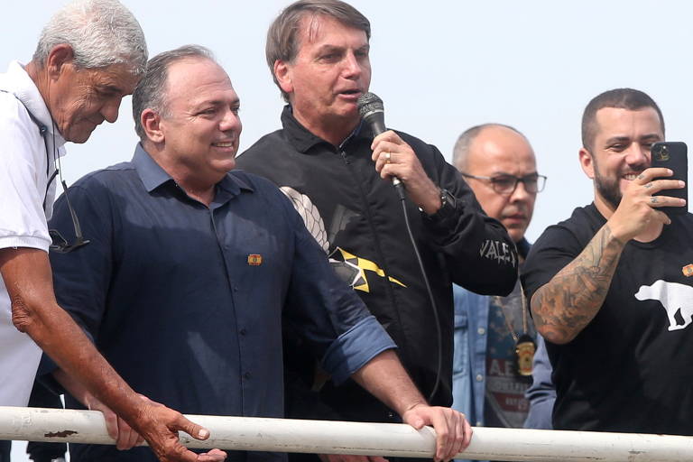 “Meu Exército jamais irá às ruas para manter vocês dentro de casa", disse  Bolsonaro em discurso, após passeio de moto no Rio de Janeiro; general Eduardo Pazuello, a seu lado, foi salvo de punição do Exército por desobediência ao regimento 
