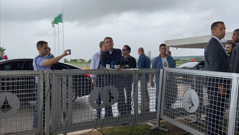 O presidente Jair Bolsonaro critica imprensa e "dá'' uma banana para os jornalistas no Palácio da Alvorada. Ele reclamou de reportagens publicadas no dia anterior