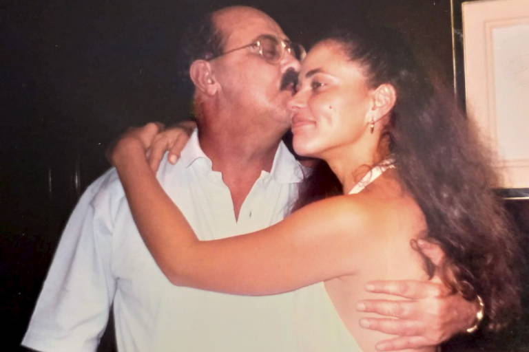 Paulo Cesar Farias e Suzana Marcolino durante festa em Maceio, meses antes do crime. 