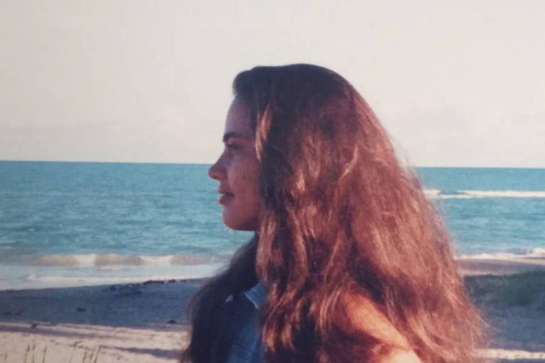 Suzana Marcolino em frente à casa de praia de Paulo César Farias, em Guaxuma, litoral norte de Alagoas, onde ocorreu o crime