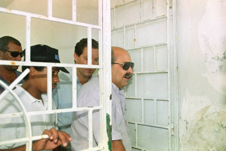 O ex-tesoureiro PC Farias é vaiado ao votar em Maceió (AL)