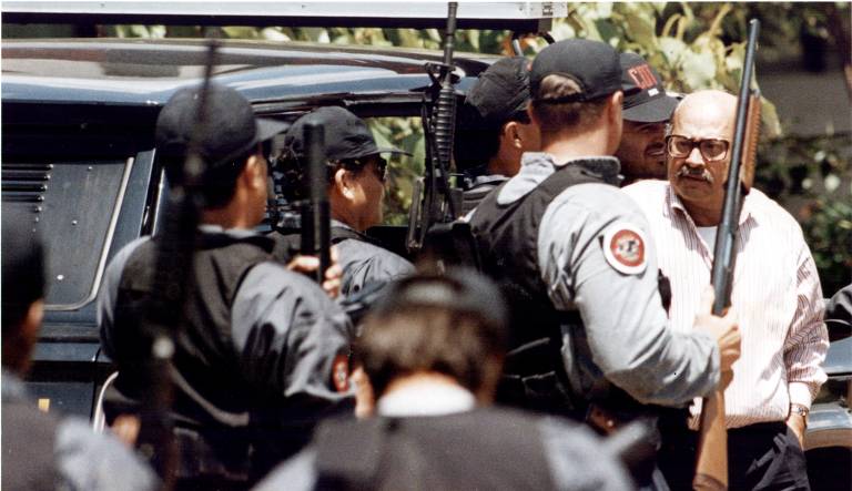 Usando colete a prova de balas, o advogado e empresário Paulo César Farias chega a Polícia Federal escoltado por agentes do Comando de Operações Táticas, em Brasília (DF)