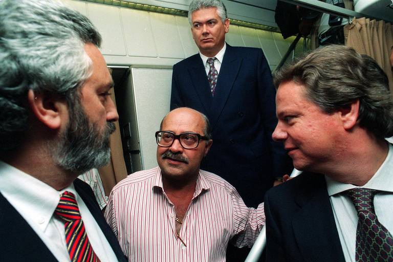 O empresário PC Farias, tesoureiro da campanha eleitoral Fernando Collor de Mello e acusado de crimes de corrupção. Preso em Bancoc, Tailândia, onde estava foragido, volta para o Brasil escoltado pela Polícia Federal