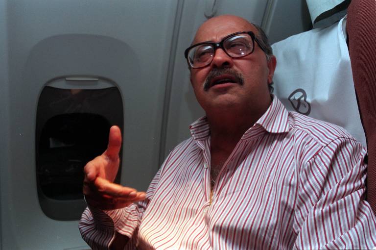 O empresário PC Farias, tesoureiro da campanha eleitoral Fernando Collor de Mello e acusado de crimes de corrupção. Preso em Bancoc, Tailândia, onde estava foragido, volta para o Brasil escoltado pela Polícia Federal