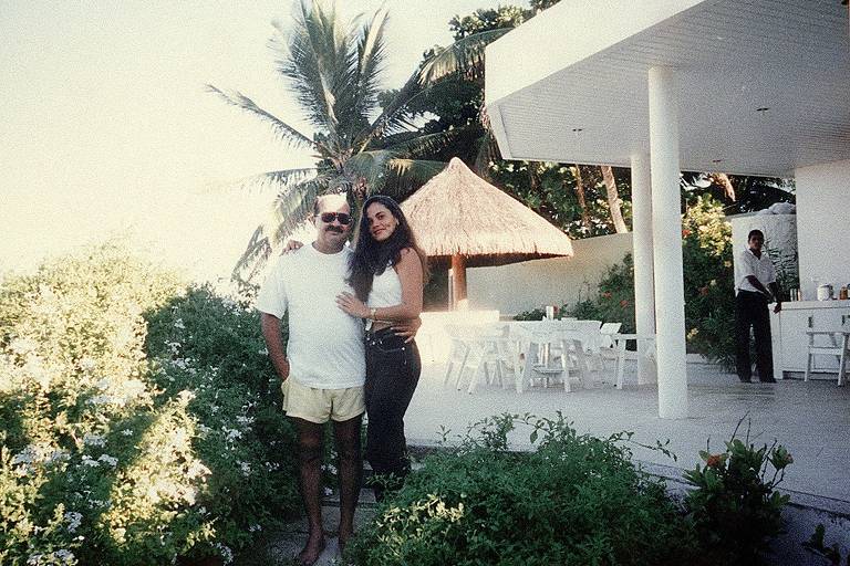 O empresário Paulo César Farias com a namorada Suzana Marcolino. Fotografias mostraram que Suzana era mais baixa que PC, portanto a altura adotada pelo médico-legista Badan Palhares, para o laudo pericial sobre as mortes de PC e Suzana, estaria incorreta.