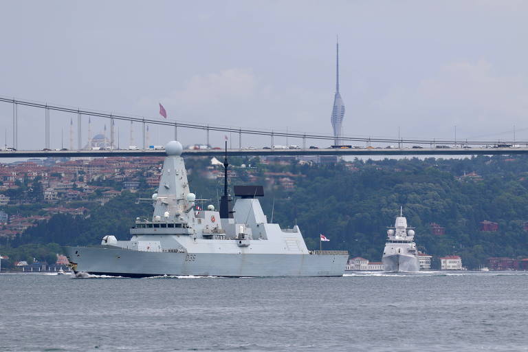 Rússia diz que atirou contra navio militar britânico na costa da Crimeia